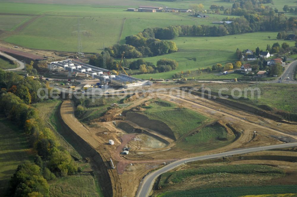 Aerial photograph Großenlupnitz - Neubautrasse der BAB A 4 - Umfahrung Hörselberge in Thüringen bei Eisenach. Brückenbauwerksmontage an der B84. Im September 2007 hat das Bieterkonsortium VINCI Concessions / Hochtief PPP (50/50) den Zuschlag für das A-Modell BAB A 4 Umfahrung Hörselberge (km 238,5 bis km 283,2) erhalten. Die bei diesem Projekt auf der Bauausführungsebene gegründete Arbeitsgemeinschaft wird von der EUROVIA Infra GmbH angeführt, des Weiteren sind hier die Unternehmen Hochtief, Strassing Limes und Rädlinger beteiligt. Durchgeführt werden die im Zuge dieses Projektes notwendigen Arbeiten unter an derem von den Mitarbeitern der Niederlassung Weimar der EUROVIA Verkehrsbau Union sowie der Niederlassungen Abbruch und Erdbau, Betonstraßenbau, Ingenieurbau und TECO Schallschutz der EUROVIA Beton. DEGES; STREIF Baulogistik