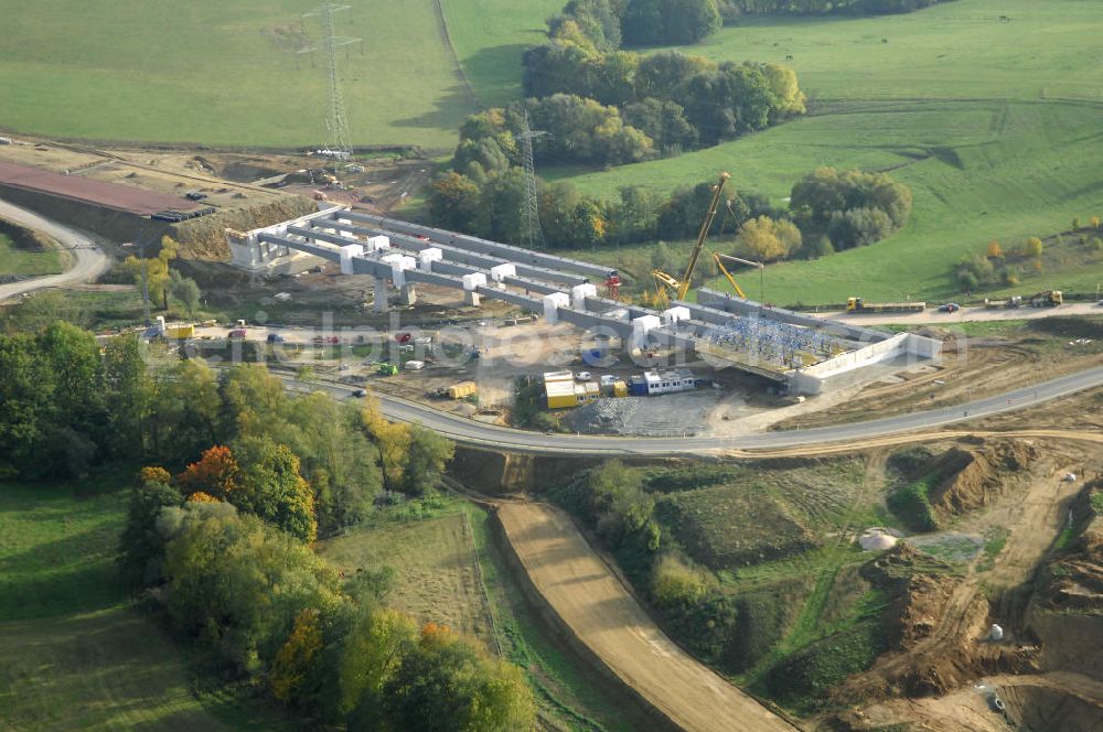 Großenlupnitz from above - Neubautrasse der BAB A 4 - Umfahrung Hörselberge in Thüringen bei Eisenach. Brückenbauwerksmontage an der B84. Im September 2007 hat das Bieterkonsortium VINCI Concessions / Hochtief PPP (50/50) den Zuschlag für das A-Modell BAB A 4 Umfahrung Hörselberge (km 238,5 bis km 283,2) erhalten. Die bei diesem Projekt auf der Bauausführungsebene gegründete Arbeitsgemeinschaft wird von der EUROVIA Infra GmbH angeführt, des Weiteren sind hier die Unternehmen Hochtief, Strassing Limes und Rädlinger beteiligt. Durchgeführt werden die im Zuge dieses Projektes notwendigen Arbeiten unter an derem von den Mitarbeitern der Niederlassung Weimar der EUROVIA Verkehrsbau Union sowie der Niederlassungen Abbruch und Erdbau, Betonstraßenbau, Ingenieurbau und TECO Schallschutz der EUROVIA Beton. DEGES; STREIF Baulogistik