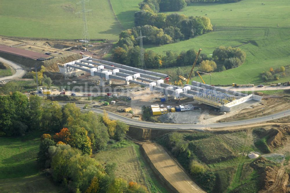 Großenlupnitz from the bird's eye view: Neubautrasse der BAB A 4 - Umfahrung Hörselberge in Thüringen bei Eisenach. Brückenbauwerksmontage an der B84. Im September 2007 hat das Bieterkonsortium VINCI Concessions / Hochtief PPP (50/50) den Zuschlag für das A-Modell BAB A 4 Umfahrung Hörselberge (km 238,5 bis km 283,2) erhalten. Die bei diesem Projekt auf der Bauausführungsebene gegründete Arbeitsgemeinschaft wird von der EUROVIA Infra GmbH angeführt, des Weiteren sind hier die Unternehmen Hochtief, Strassing Limes und Rädlinger beteiligt. Durchgeführt werden die im Zuge dieses Projektes notwendigen Arbeiten unter an derem von den Mitarbeitern der Niederlassung Weimar der EUROVIA Verkehrsbau Union sowie der Niederlassungen Abbruch und Erdbau, Betonstraßenbau, Ingenieurbau und TECO Schallschutz der EUROVIA Beton. DEGES; STREIF Baulogistik