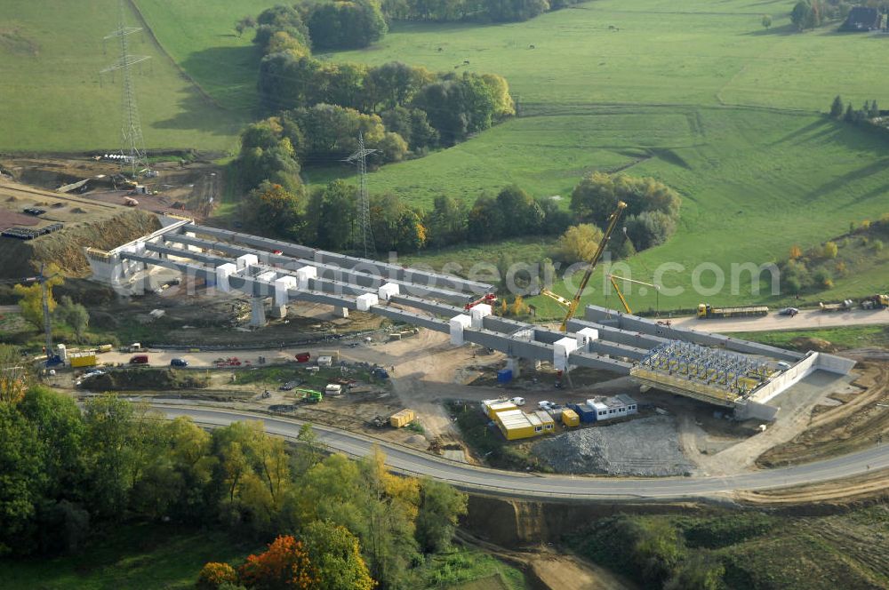 Aerial image Großenlupnitz - Neubautrasse der BAB A 4 - Umfahrung Hörselberge in Thüringen bei Eisenach. Brückenbauwerksmontage an der B84. Im September 2007 hat das Bieterkonsortium VINCI Concessions / Hochtief PPP (50/50) den Zuschlag für das A-Modell BAB A 4 Umfahrung Hörselberge (km 238,5 bis km 283,2) erhalten. Die bei diesem Projekt auf der Bauausführungsebene gegründete Arbeitsgemeinschaft wird von der EUROVIA Infra GmbH angeführt, des Weiteren sind hier die Unternehmen Hochtief, Strassing Limes und Rädlinger beteiligt. Durchgeführt werden die im Zuge dieses Projektes notwendigen Arbeiten unter an derem von den Mitarbeitern der Niederlassung Weimar der EUROVIA Verkehrsbau Union sowie der Niederlassungen Abbruch und Erdbau, Betonstraßenbau, Ingenieurbau und TECO Schallschutz der EUROVIA Beton. DEGES; STREIF Baulogistik