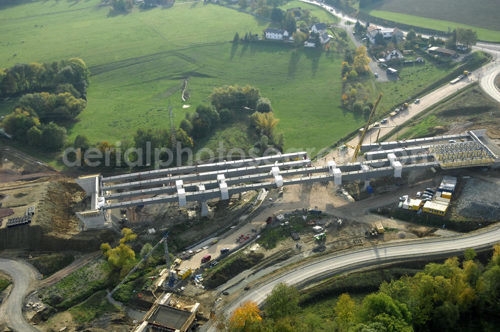 Aerial photograph Großenlupnitz - Neubautrasse der BAB A 4 - Umfahrung Hörselberge in Thüringen bei Eisenach. Brückenbauwerksmontage an der B84. Im September 2007 hat das Bieterkonsortium VINCI Concessions / Hochtief PPP (50/50) den Zuschlag für das A-Modell BAB A 4 Umfahrung Hörselberge (km 238,5 bis km 283,2) erhalten. Die bei diesem Projekt auf der Bauausführungsebene gegründete Arbeitsgemeinschaft wird von der EUROVIA Infra GmbH angeführt, des Weiteren sind hier die Unternehmen Hochtief, Strassing Limes und Rädlinger beteiligt. Durchgeführt werden die im Zuge dieses Projektes notwendigen Arbeiten unter an derem von den Mitarbeitern der Niederlassung Weimar der EUROVIA Verkehrsbau Union sowie der Niederlassungen Abbruch und Erdbau, Betonstraßenbau, Ingenieurbau und TECO Schallschutz der EUROVIA Beton. DEGES; STREIF Baulogistik