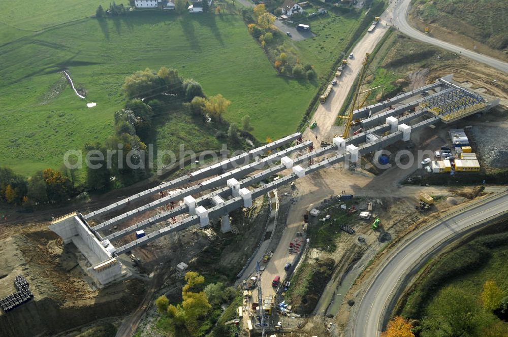 Großenlupnitz from above - Neubautrasse der BAB A 4 - Umfahrung Hörselberge in Thüringen bei Eisenach. Brückenbauwerksmontage an der B84. Im September 2007 hat das Bieterkonsortium VINCI Concessions / Hochtief PPP (50/50) den Zuschlag für das A-Modell BAB A 4 Umfahrung Hörselberge (km 238,5 bis km 283,2) erhalten. Die bei diesem Projekt auf der Bauausführungsebene gegründete Arbeitsgemeinschaft wird von der EUROVIA Infra GmbH angeführt, des Weiteren sind hier die Unternehmen Hochtief, Strassing Limes und Rädlinger beteiligt. Durchgeführt werden die im Zuge dieses Projektes notwendigen Arbeiten unter an derem von den Mitarbeitern der Niederlassung Weimar der EUROVIA Verkehrsbau Union sowie der Niederlassungen Abbruch und Erdbau, Betonstraßenbau, Ingenieurbau und TECO Schallschutz der EUROVIA Beton. DEGES; STREIF Baulogistik