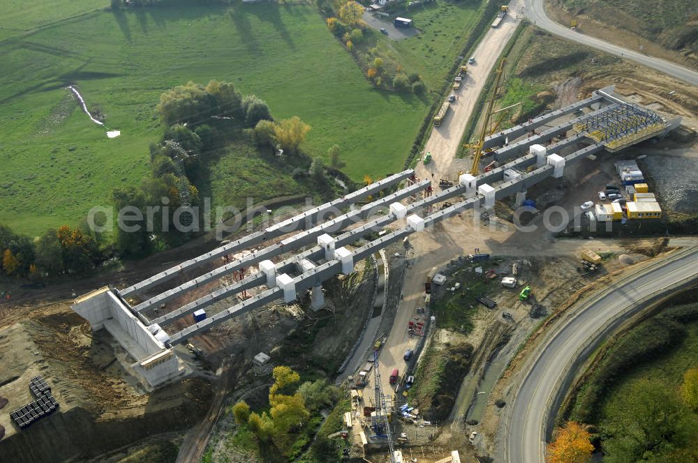 Großenlupnitz from the bird's eye view: Neubautrasse der BAB A 4 - Umfahrung Hörselberge in Thüringen bei Eisenach. Brückenbauwerksmontage an der B84. Im September 2007 hat das Bieterkonsortium VINCI Concessions / Hochtief PPP (50/50) den Zuschlag für das A-Modell BAB A 4 Umfahrung Hörselberge (km 238,5 bis km 283,2) erhalten. Die bei diesem Projekt auf der Bauausführungsebene gegründete Arbeitsgemeinschaft wird von der EUROVIA Infra GmbH angeführt, des Weiteren sind hier die Unternehmen Hochtief, Strassing Limes und Rädlinger beteiligt. Durchgeführt werden die im Zuge dieses Projektes notwendigen Arbeiten unter an derem von den Mitarbeitern der Niederlassung Weimar der EUROVIA Verkehrsbau Union sowie der Niederlassungen Abbruch und Erdbau, Betonstraßenbau, Ingenieurbau und TECO Schallschutz der EUROVIA Beton. DEGES; STREIF Baulogistik