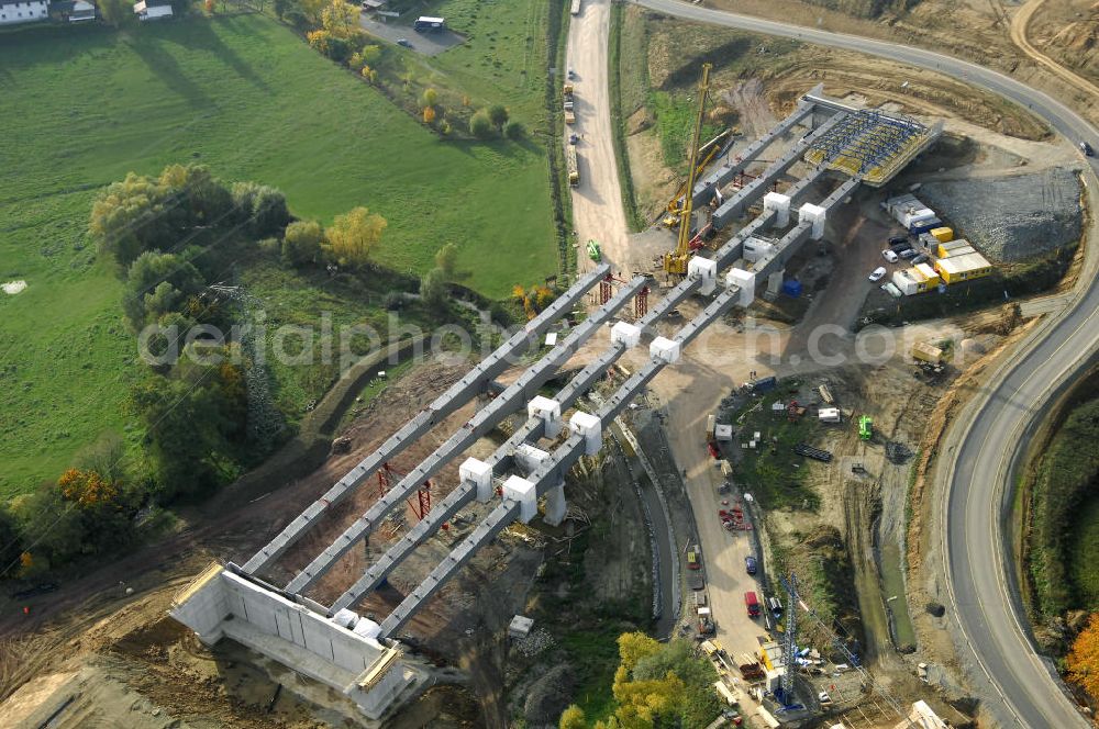 Aerial image Großenlupnitz - Neubautrasse der BAB A 4 - Umfahrung Hörselberge in Thüringen bei Eisenach. Brückenbauwerksmontage an der B84. Im September 2007 hat das Bieterkonsortium VINCI Concessions / Hochtief PPP (50/50) den Zuschlag für das A-Modell BAB A 4 Umfahrung Hörselberge (km 238,5 bis km 283,2) erhalten. Die bei diesem Projekt auf der Bauausführungsebene gegründete Arbeitsgemeinschaft wird von der EUROVIA Infra GmbH angeführt, des Weiteren sind hier die Unternehmen Hochtief, Strassing Limes und Rädlinger beteiligt. Durchgeführt werden die im Zuge dieses Projektes notwendigen Arbeiten unter an derem von den Mitarbeitern der Niederlassung Weimar der EUROVIA Verkehrsbau Union sowie der Niederlassungen Abbruch und Erdbau, Betonstraßenbau, Ingenieurbau und TECO Schallschutz der EUROVIA Beton. DEGES; STREIF Baulogistik