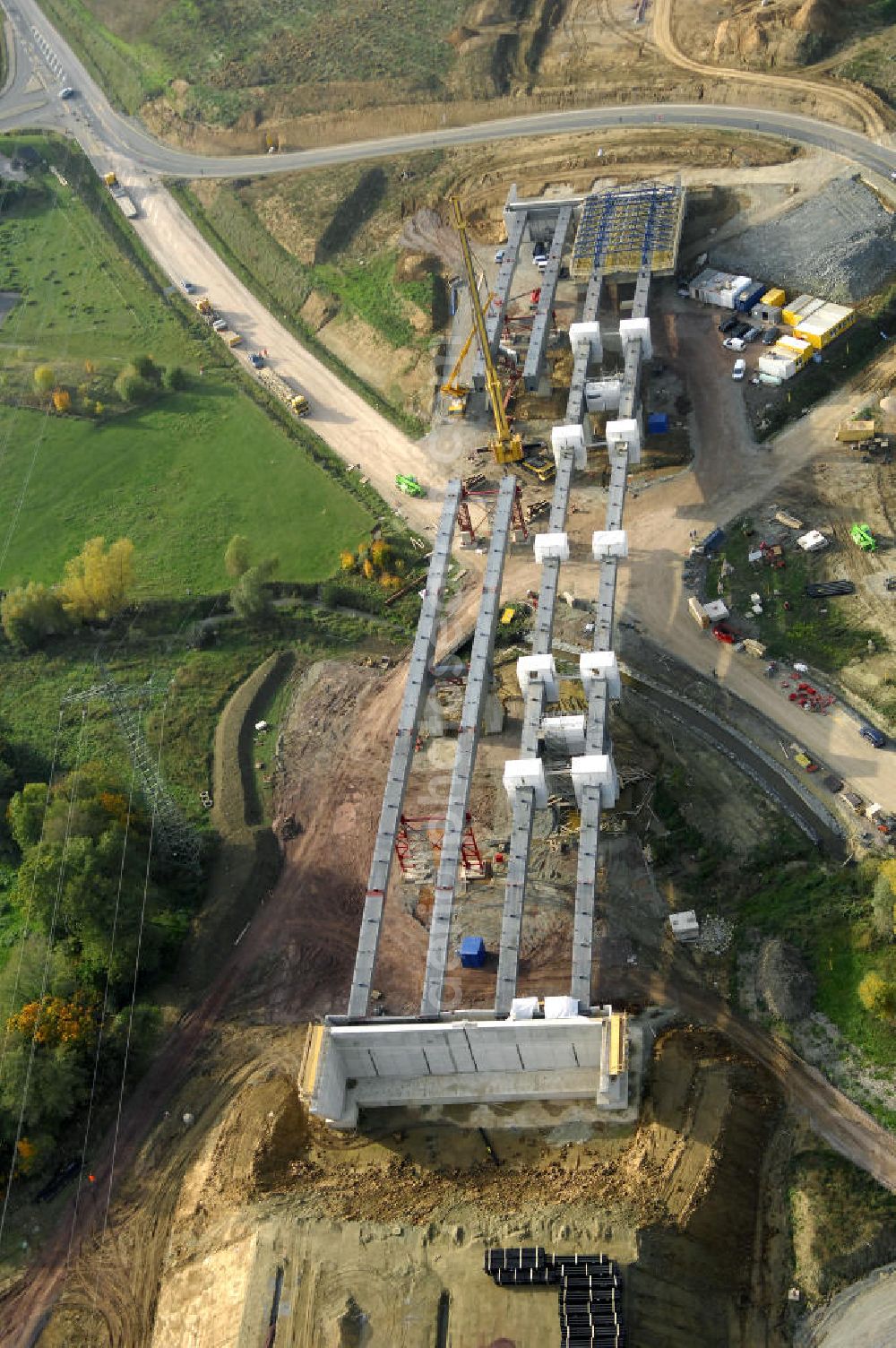 Aerial photograph Großenlupnitz - Neubautrasse der BAB A 4 - Umfahrung Hörselberge in Thüringen bei Eisenach. Brückenbauwerksmontage an der B84. Im September 2007 hat das Bieterkonsortium VINCI Concessions / Hochtief PPP (50/50) den Zuschlag für das A-Modell BAB A 4 Umfahrung Hörselberge (km 238,5 bis km 283,2) erhalten. Die bei diesem Projekt auf der Bauausführungsebene gegründete Arbeitsgemeinschaft wird von der EUROVIA Infra GmbH angeführt, des Weiteren sind hier die Unternehmen Hochtief, Strassing Limes und Rädlinger beteiligt. Durchgeführt werden die im Zuge dieses Projektes notwendigen Arbeiten unter an derem von den Mitarbeitern der Niederlassung Weimar der EUROVIA Verkehrsbau Union sowie der Niederlassungen Abbruch und Erdbau, Betonstraßenbau, Ingenieurbau und TECO Schallschutz der EUROVIA Beton. DEGES; STREIF Baulogistik