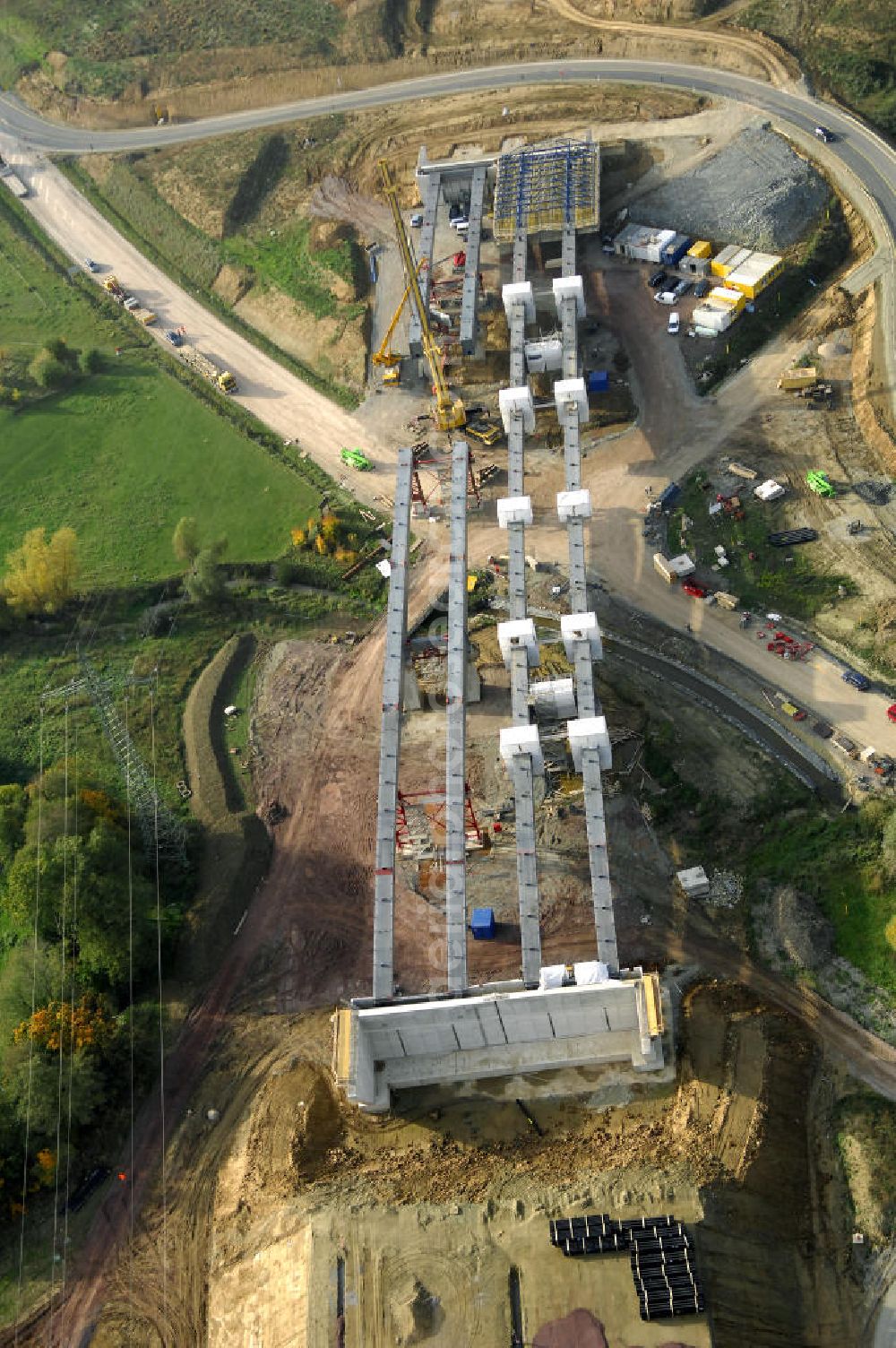 Großenlupnitz from above - Neubautrasse der BAB A 4 - Umfahrung Hörselberge in Thüringen bei Eisenach. Brückenbauwerksmontage an der B84. Im September 2007 hat das Bieterkonsortium VINCI Concessions / Hochtief PPP (50/50) den Zuschlag für das A-Modell BAB A 4 Umfahrung Hörselberge (km 238,5 bis km 283,2) erhalten. Die bei diesem Projekt auf der Bauausführungsebene gegründete Arbeitsgemeinschaft wird von der EUROVIA Infra GmbH angeführt, des Weiteren sind hier die Unternehmen Hochtief, Strassing Limes und Rädlinger beteiligt. Durchgeführt werden die im Zuge dieses Projektes notwendigen Arbeiten unter an derem von den Mitarbeitern der Niederlassung Weimar der EUROVIA Verkehrsbau Union sowie der Niederlassungen Abbruch und Erdbau, Betonstraßenbau, Ingenieurbau und TECO Schallschutz der EUROVIA Beton. DEGES; STREIF Baulogistik