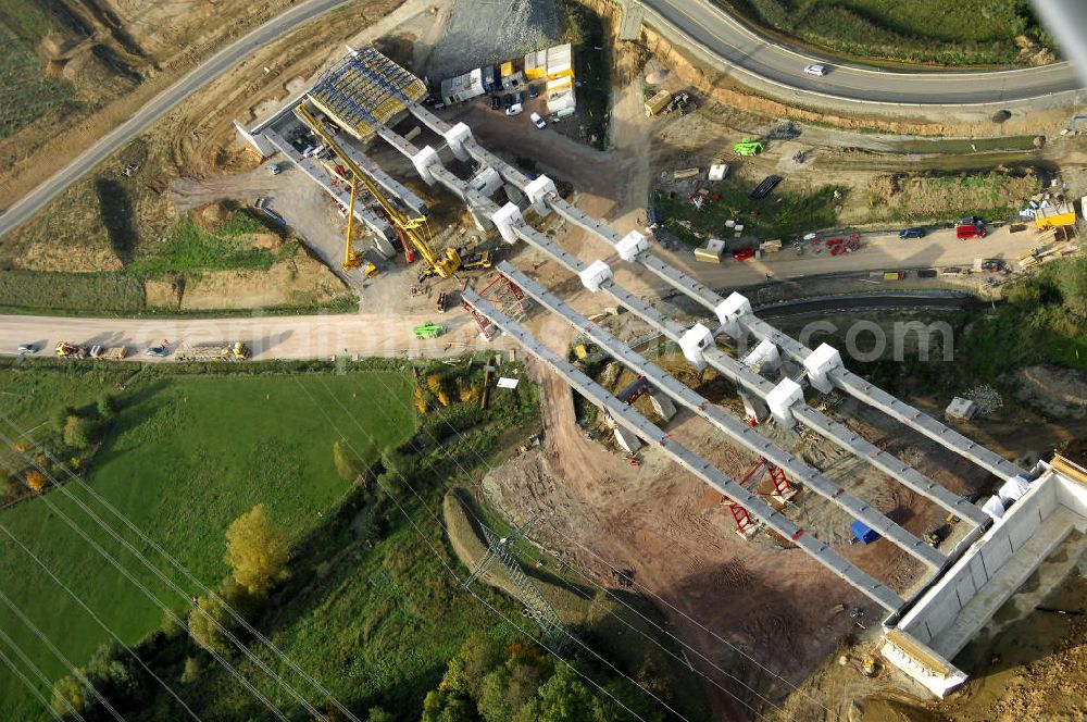 Großenlupnitz from the bird's eye view: Neubautrasse der BAB A 4 - Umfahrung Hörselberge in Thüringen bei Eisenach. Brückenbauwerksmontage an der B84. Im September 2007 hat das Bieterkonsortium VINCI Concessions / Hochtief PPP (50/50) den Zuschlag für das A-Modell BAB A 4 Umfahrung Hörselberge (km 238,5 bis km 283,2) erhalten. Die bei diesem Projekt auf der Bauausführungsebene gegründete Arbeitsgemeinschaft wird von der EUROVIA Infra GmbH angeführt, des Weiteren sind hier die Unternehmen Hochtief, Strassing Limes und Rädlinger beteiligt. Durchgeführt werden die im Zuge dieses Projektes notwendigen Arbeiten unter an derem von den Mitarbeitern der Niederlassung Weimar der EUROVIA Verkehrsbau Union sowie der Niederlassungen Abbruch und Erdbau, Betonstraßenbau, Ingenieurbau und TECO Schallschutz der EUROVIA Beton. DEGES; STREIF Baulogistik