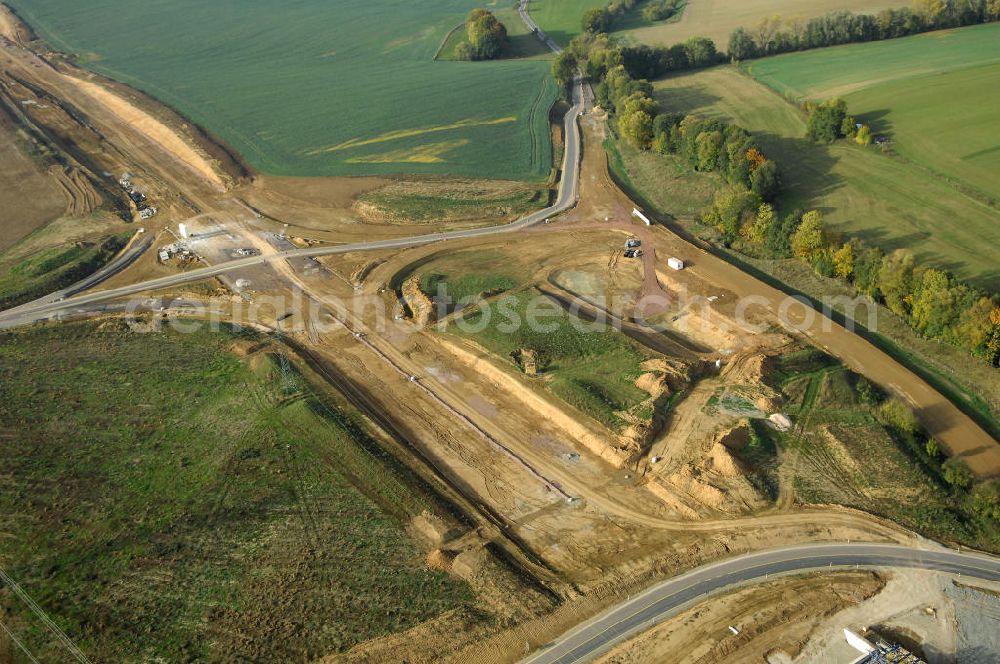 Aerial image Großenlupnitz - Neubautrasse der BAB A 4 - Umfahrung Hörselberge in Thüringen bei Eisenach. Brückenbauwerksmontage an der B84. Im September 2007 hat das Bieterkonsortium VINCI Concessions / Hochtief PPP (50/50) den Zuschlag für das A-Modell BAB A 4 Umfahrung Hörselberge (km 238,5 bis km 283,2) erhalten. Die bei diesem Projekt auf der Bauausführungsebene gegründete Arbeitsgemeinschaft wird von der EUROVIA Infra GmbH angeführt, des Weiteren sind hier die Unternehmen Hochtief, Strassing Limes und Rädlinger beteiligt. Durchgeführt werden die im Zuge dieses Projektes notwendigen Arbeiten unter an derem von den Mitarbeitern der Niederlassung Weimar der EUROVIA Verkehrsbau Union sowie der Niederlassungen Abbruch und Erdbau, Betonstraßenbau, Ingenieurbau und TECO Schallschutz der EUROVIA Beton. DEGES; STREIF Baulogistik