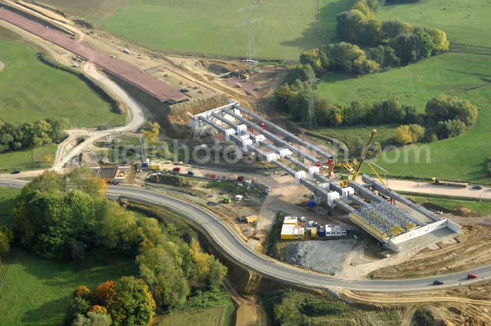 Aerial photograph Großenlupnitz - Neubautrasse der BAB A 4 - Umfahrung Hörselberge in Thüringen bei Eisenach. Brückenbauwerksmontage an der B84. Im September 2007 hat das Bieterkonsortium VINCI Concessions / Hochtief PPP (50/50) den Zuschlag für das A-Modell BAB A 4 Umfahrung Hörselberge (km 238,5 bis km 283,2) erhalten. Die bei diesem Projekt auf der Bauausführungsebene gegründete Arbeitsgemeinschaft wird von der EUROVIA Infra GmbH angeführt, des Weiteren sind hier die Unternehmen Hochtief, Strassing Limes und Rädlinger beteiligt. Durchgeführt werden die im Zuge dieses Projektes notwendigen Arbeiten unter an derem von den Mitarbeitern der Niederlassung Weimar der EUROVIA Verkehrsbau Union sowie der Niederlassungen Abbruch und Erdbau, Betonstraßenbau, Ingenieurbau und TECO Schallschutz der EUROVIA Beton. DEGES; STREIF Baulogistik