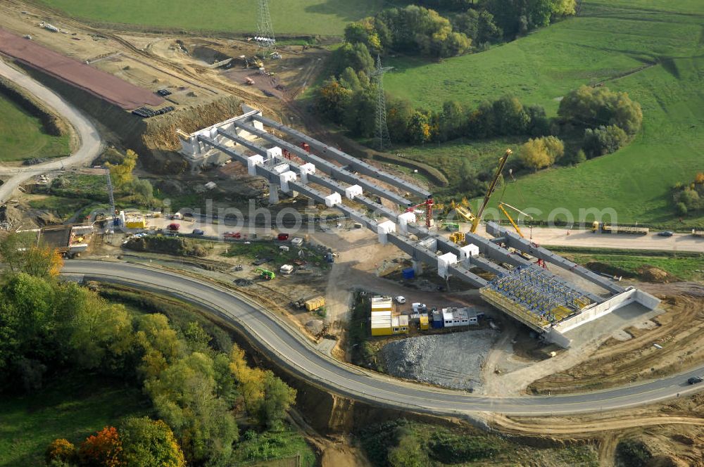 Großenlupnitz from above - Neubautrasse der BAB A 4 - Umfahrung Hörselberge in Thüringen bei Eisenach. Brückenbauwerksmontage an der B84. Im September 2007 hat das Bieterkonsortium VINCI Concessions / Hochtief PPP (50/50) den Zuschlag für das A-Modell BAB A 4 Umfahrung Hörselberge (km 238,5 bis km 283,2) erhalten. Die bei diesem Projekt auf der Bauausführungsebene gegründete Arbeitsgemeinschaft wird von der EUROVIA Infra GmbH angeführt, des Weiteren sind hier die Unternehmen Hochtief, Strassing Limes und Rädlinger beteiligt. Durchgeführt werden die im Zuge dieses Projektes notwendigen Arbeiten unter an derem von den Mitarbeitern der Niederlassung Weimar der EUROVIA Verkehrsbau Union sowie der Niederlassungen Abbruch und Erdbau, Betonstraßenbau, Ingenieurbau und TECO Schallschutz der EUROVIA Beton. DEGES; STREIF Baulogistik