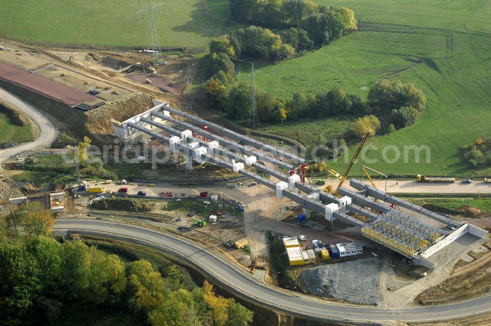 Großenlupnitz from the bird's eye view: Neubautrasse der BAB A 4 - Umfahrung Hörselberge in Thüringen bei Eisenach. Brückenbauwerksmontage an der B84. Im September 2007 hat das Bieterkonsortium VINCI Concessions / Hochtief PPP (50/50) den Zuschlag für das A-Modell BAB A 4 Umfahrung Hörselberge (km 238,5 bis km 283,2) erhalten. Die bei diesem Projekt auf der Bauausführungsebene gegründete Arbeitsgemeinschaft wird von der EUROVIA Infra GmbH angeführt, des Weiteren sind hier die Unternehmen Hochtief, Strassing Limes und Rädlinger beteiligt. Durchgeführt werden die im Zuge dieses Projektes notwendigen Arbeiten unter an derem von den Mitarbeitern der Niederlassung Weimar der EUROVIA Verkehrsbau Union sowie der Niederlassungen Abbruch und Erdbau, Betonstraßenbau, Ingenieurbau und TECO Schallschutz der EUROVIA Beton. DEGES; STREIF Baulogistik