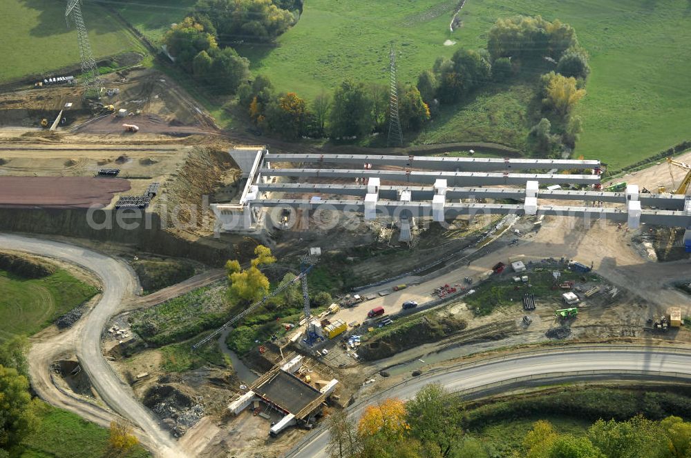 Aerial image Großenlupnitz - Neubautrasse der BAB A 4 - Umfahrung Hörselberge in Thüringen bei Eisenach. Brückenbauwerksmontage an der B84. Im September 2007 hat das Bieterkonsortium VINCI Concessions / Hochtief PPP (50/50) den Zuschlag für das A-Modell BAB A 4 Umfahrung Hörselberge (km 238,5 bis km 283,2) erhalten. Die bei diesem Projekt auf der Bauausführungsebene gegründete Arbeitsgemeinschaft wird von der EUROVIA Infra GmbH angeführt, des Weiteren sind hier die Unternehmen Hochtief, Strassing Limes und Rädlinger beteiligt. Durchgeführt werden die im Zuge dieses Projektes notwendigen Arbeiten unter an derem von den Mitarbeitern der Niederlassung Weimar der EUROVIA Verkehrsbau Union sowie der Niederlassungen Abbruch und Erdbau, Betonstraßenbau, Ingenieurbau und TECO Schallschutz der EUROVIA Beton. DEGES; STREIF Baulogistik