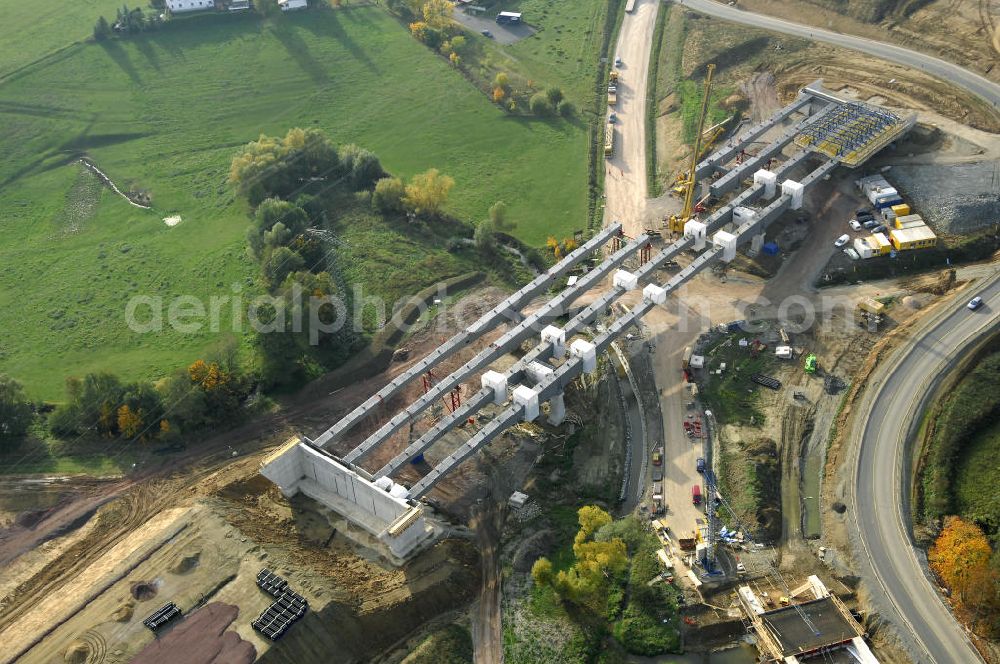 Aerial photograph Großenlupnitz - Neubautrasse der BAB A 4 - Umfahrung Hörselberge in Thüringen bei Eisenach. Brückenbauwerksmontage an der B84. Im September 2007 hat das Bieterkonsortium VINCI Concessions / Hochtief PPP (50/50) den Zuschlag für das A-Modell BAB A 4 Umfahrung Hörselberge (km 238,5 bis km 283,2) erhalten. Die bei diesem Projekt auf der Bauausführungsebene gegründete Arbeitsgemeinschaft wird von der EUROVIA Infra GmbH angeführt, des Weiteren sind hier die Unternehmen Hochtief, Strassing Limes und Rädlinger beteiligt. Durchgeführt werden die im Zuge dieses Projektes notwendigen Arbeiten unter an derem von den Mitarbeitern der Niederlassung Weimar der EUROVIA Verkehrsbau Union sowie der Niederlassungen Abbruch und Erdbau, Betonstraßenbau, Ingenieurbau und TECO Schallschutz der EUROVIA Beton. DEGES; STREIF Baulogistik