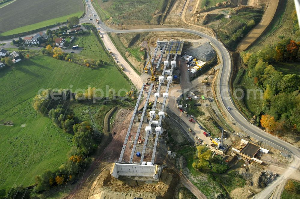 Großenlupnitz from above - Neubautrasse der BAB A 4 - Umfahrung Hörselberge in Thüringen bei Eisenach. Brückenbauwerksmontage an der B84. Im September 2007 hat das Bieterkonsortium VINCI Concessions / Hochtief PPP (50/50) den Zuschlag für das A-Modell BAB A 4 Umfahrung Hörselberge (km 238,5 bis km 283,2) erhalten. Die bei diesem Projekt auf der Bauausführungsebene gegründete Arbeitsgemeinschaft wird von der EUROVIA Infra GmbH angeführt, des Weiteren sind hier die Unternehmen Hochtief, Strassing Limes und Rädlinger beteiligt. Durchgeführt werden die im Zuge dieses Projektes notwendigen Arbeiten unter an derem von den Mitarbeitern der Niederlassung Weimar der EUROVIA Verkehrsbau Union sowie der Niederlassungen Abbruch und Erdbau, Betonstraßenbau, Ingenieurbau und TECO Schallschutz der EUROVIA Beton. DEGES; STREIF Baulogistik