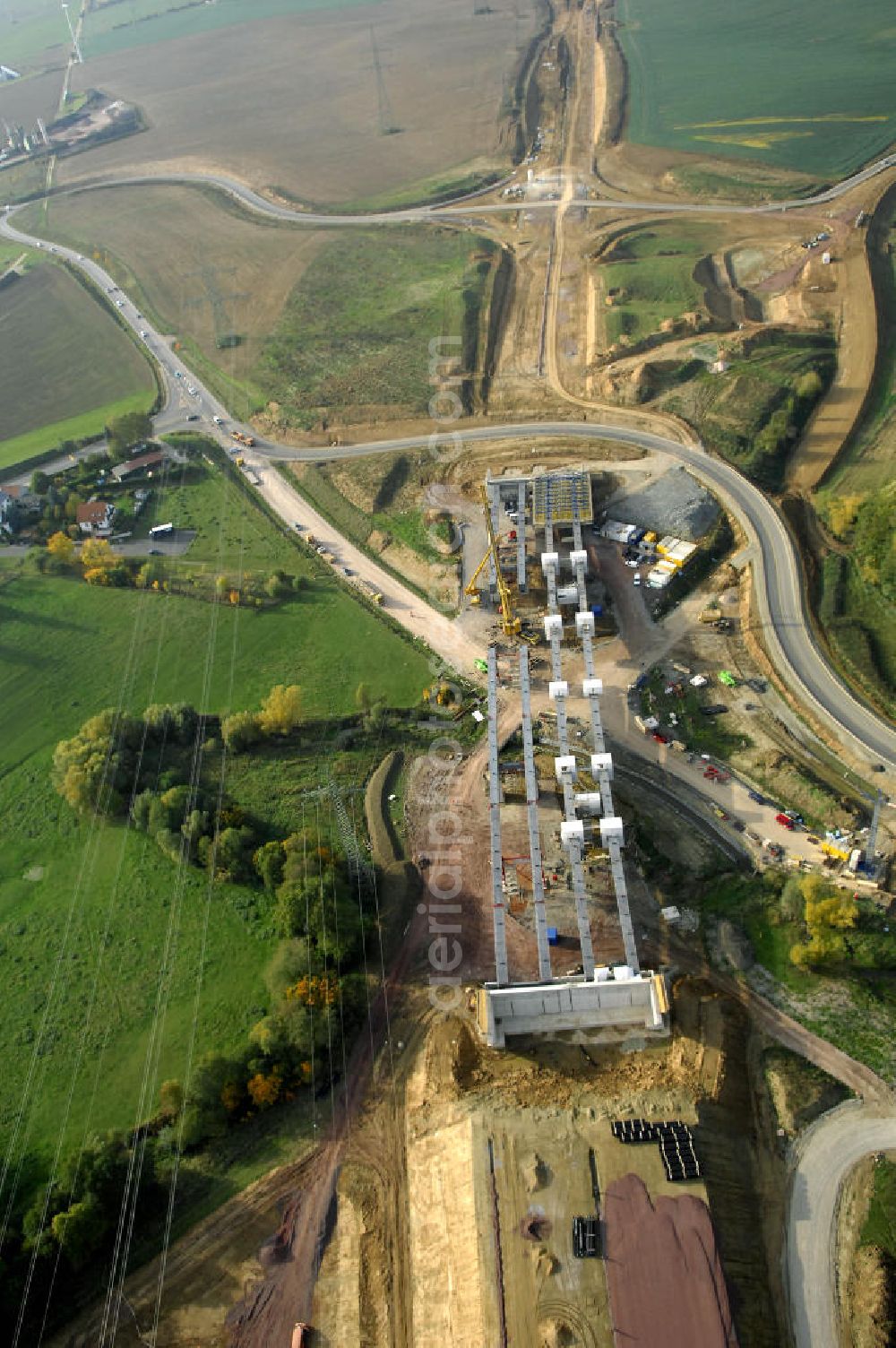 Großenlupnitz from the bird's eye view: Neubautrasse der BAB A 4 - Umfahrung Hörselberge in Thüringen bei Eisenach. Brückenbauwerksmontage an der B84. Im September 2007 hat das Bieterkonsortium VINCI Concessions / Hochtief PPP (50/50) den Zuschlag für das A-Modell BAB A 4 Umfahrung Hörselberge (km 238,5 bis km 283,2) erhalten. Die bei diesem Projekt auf der Bauausführungsebene gegründete Arbeitsgemeinschaft wird von der EUROVIA Infra GmbH angeführt, des Weiteren sind hier die Unternehmen Hochtief, Strassing Limes und Rädlinger beteiligt. Durchgeführt werden die im Zuge dieses Projektes notwendigen Arbeiten unter an derem von den Mitarbeitern der Niederlassung Weimar der EUROVIA Verkehrsbau Union sowie der Niederlassungen Abbruch und Erdbau, Betonstraßenbau, Ingenieurbau und TECO Schallschutz der EUROVIA Beton. DEGES; STREIF Baulogistik