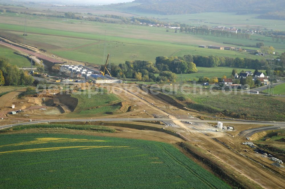 Aerial image Großenlupnitz - Neubautrasse der BAB A 4 - Umfahrung Hörselberge in Thüringen bei Eisenach. Brückenbauwerksmontage an der B84. Im September 2007 hat das Bieterkonsortium VINCI Concessions / Hochtief PPP (50/50) den Zuschlag für das A-Modell BAB A 4 Umfahrung Hörselberge (km 238,5 bis km 283,2) erhalten. Die bei diesem Projekt auf der Bauausführungsebene gegründete Arbeitsgemeinschaft wird von der EUROVIA Infra GmbH angeführt, des Weiteren sind hier die Unternehmen Hochtief, Strassing Limes und Rädlinger beteiligt. Durchgeführt werden die im Zuge dieses Projektes notwendigen Arbeiten unter an derem von den Mitarbeitern der Niederlassung Weimar der EUROVIA Verkehrsbau Union sowie der Niederlassungen Abbruch und Erdbau, Betonstraßenbau, Ingenieurbau und TECO Schallschutz der EUROVIA Beton. DEGES; STREIF Baulogistik