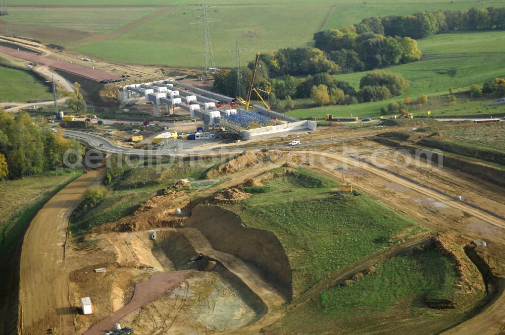 Aerial photograph Großenlupnitz - Neubautrasse der BAB A 4 - Umfahrung Hörselberge in Thüringen bei Eisenach. Brückenbauwerksmontage an der B84. Im September 2007 hat das Bieterkonsortium VINCI Concessions / Hochtief PPP (50/50) den Zuschlag für das A-Modell BAB A 4 Umfahrung Hörselberge (km 238,5 bis km 283,2) erhalten. Die bei diesem Projekt auf der Bauausführungsebene gegründete Arbeitsgemeinschaft wird von der EUROVIA Infra GmbH angeführt, des Weiteren sind hier die Unternehmen Hochtief, Strassing Limes und Rädlinger beteiligt. Durchgeführt werden die im Zuge dieses Projektes notwendigen Arbeiten unter an derem von den Mitarbeitern der Niederlassung Weimar der EUROVIA Verkehrsbau Union sowie der Niederlassungen Abbruch und Erdbau, Betonstraßenbau, Ingenieurbau und TECO Schallschutz der EUROVIA Beton. DEGES; STREIF Baulogistik