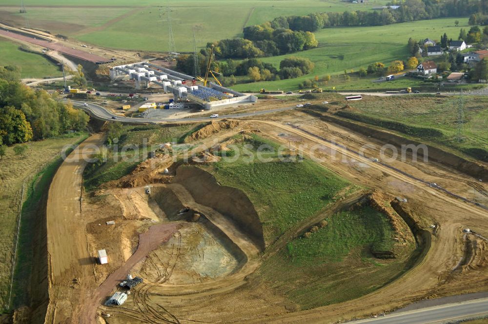 Großenlupnitz from above - Neubautrasse der BAB A 4 - Umfahrung Hörselberge in Thüringen bei Eisenach. Brückenbauwerksmontage an der B84. Im September 2007 hat das Bieterkonsortium VINCI Concessions / Hochtief PPP (50/50) den Zuschlag für das A-Modell BAB A 4 Umfahrung Hörselberge (km 238,5 bis km 283,2) erhalten. Die bei diesem Projekt auf der Bauausführungsebene gegründete Arbeitsgemeinschaft wird von der EUROVIA Infra GmbH angeführt, des Weiteren sind hier die Unternehmen Hochtief, Strassing Limes und Rädlinger beteiligt. Durchgeführt werden die im Zuge dieses Projektes notwendigen Arbeiten unter an derem von den Mitarbeitern der Niederlassung Weimar der EUROVIA Verkehrsbau Union sowie der Niederlassungen Abbruch und Erdbau, Betonstraßenbau, Ingenieurbau und TECO Schallschutz der EUROVIA Beton. DEGES; STREIF Baulogistik