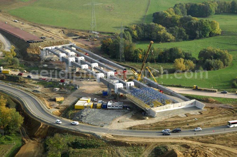 Großenlupnitz from the bird's eye view: Neubautrasse der BAB A 4 - Umfahrung Hörselberge in Thüringen bei Eisenach. Brückenbauwerksmontage an der B84. Im September 2007 hat das Bieterkonsortium VINCI Concessions / Hochtief PPP (50/50) den Zuschlag für das A-Modell BAB A 4 Umfahrung Hörselberge (km 238,5 bis km 283,2) erhalten. Die bei diesem Projekt auf der Bauausführungsebene gegründete Arbeitsgemeinschaft wird von der EUROVIA Infra GmbH angeführt, des Weiteren sind hier die Unternehmen Hochtief, Strassing Limes und Rädlinger beteiligt. Durchgeführt werden die im Zuge dieses Projektes notwendigen Arbeiten unter an derem von den Mitarbeitern der Niederlassung Weimar der EUROVIA Verkehrsbau Union sowie der Niederlassungen Abbruch und Erdbau, Betonstraßenbau, Ingenieurbau und TECO Schallschutz der EUROVIA Beton. DEGES; STREIF Baulogistik