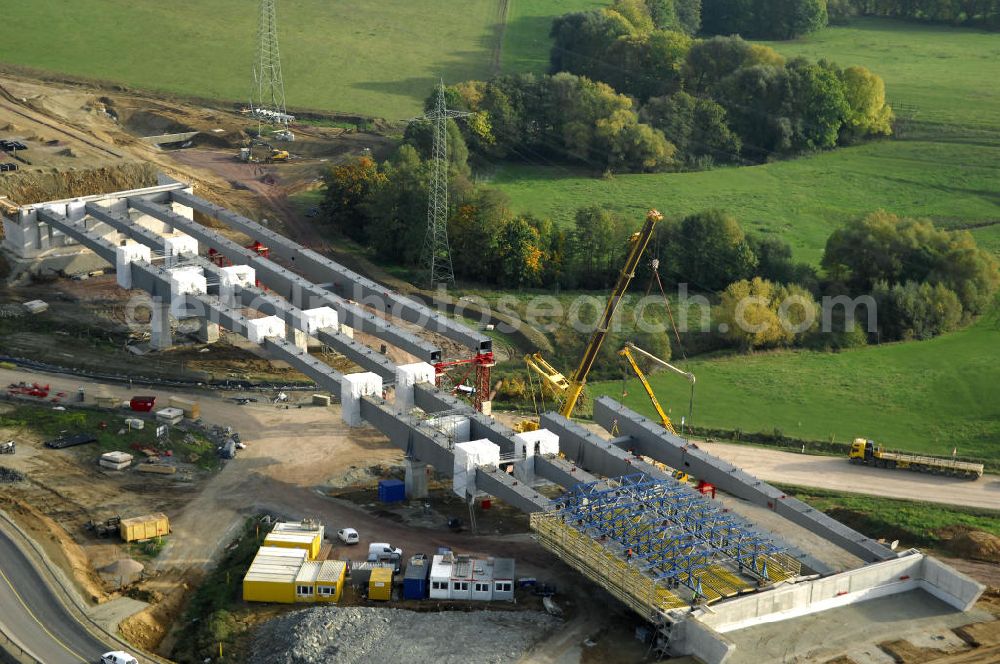 Aerial image Großenlupnitz - Neubautrasse der BAB A 4 - Umfahrung Hörselberge in Thüringen bei Eisenach. Brückenbauwerksmontage an der B84. Im September 2007 hat das Bieterkonsortium VINCI Concessions / Hochtief PPP (50/50) den Zuschlag für das A-Modell BAB A 4 Umfahrung Hörselberge (km 238,5 bis km 283,2) erhalten. Die bei diesem Projekt auf der Bauausführungsebene gegründete Arbeitsgemeinschaft wird von der EUROVIA Infra GmbH angeführt, des Weiteren sind hier die Unternehmen Hochtief, Strassing Limes und Rädlinger beteiligt. Durchgeführt werden die im Zuge dieses Projektes notwendigen Arbeiten unter an derem von den Mitarbeitern der Niederlassung Weimar der EUROVIA Verkehrsbau Union sowie der Niederlassungen Abbruch und Erdbau, Betonstraßenbau, Ingenieurbau und TECO Schallschutz der EUROVIA Beton. DEGES; STREIF Baulogistik