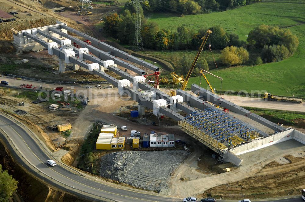 Aerial photograph Großenlupnitz - Neubautrasse der BAB A 4 - Umfahrung Hörselberge in Thüringen bei Eisenach. Brückenbauwerksmontage an der B84. Im September 2007 hat das Bieterkonsortium VINCI Concessions / Hochtief PPP (50/50) den Zuschlag für das A-Modell BAB A 4 Umfahrung Hörselberge (km 238,5 bis km 283,2) erhalten. Die bei diesem Projekt auf der Bauausführungsebene gegründete Arbeitsgemeinschaft wird von der EUROVIA Infra GmbH angeführt, des Weiteren sind hier die Unternehmen Hochtief, Strassing Limes und Rädlinger beteiligt. Durchgeführt werden die im Zuge dieses Projektes notwendigen Arbeiten unter an derem von den Mitarbeitern der Niederlassung Weimar der EUROVIA Verkehrsbau Union sowie der Niederlassungen Abbruch und Erdbau, Betonstraßenbau, Ingenieurbau und TECO Schallschutz der EUROVIA Beton. DEGES; STREIF Baulogistik