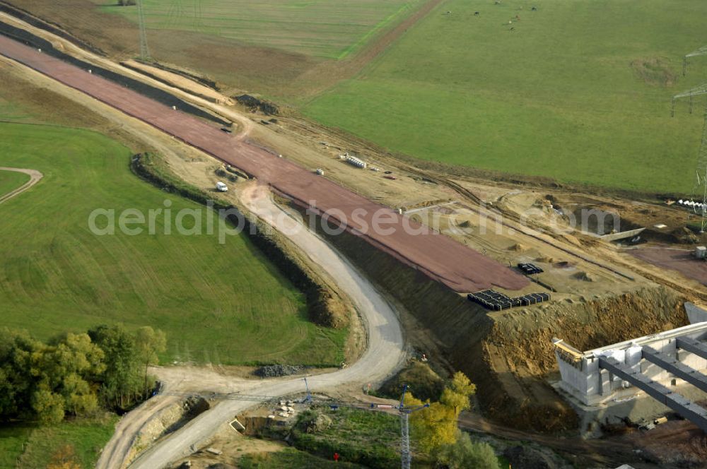 Großenlupnitz from above - Neubautrasse der BAB A 4 - Umfahrung Hörselberge in Thüringen bei Eisenach. Brückenbauwerksmontage an der B84. Im September 2007 hat das Bieterkonsortium VINCI Concessions / Hochtief PPP (50/50) den Zuschlag für das A-Modell BAB A 4 Umfahrung Hörselberge (km 238,5 bis km 283,2) erhalten. Die bei diesem Projekt auf der Bauausführungsebene gegründete Arbeitsgemeinschaft wird von der EUROVIA Infra GmbH angeführt, des Weiteren sind hier die Unternehmen Hochtief, Strassing Limes und Rädlinger beteiligt. Durchgeführt werden die im Zuge dieses Projektes notwendigen Arbeiten unter an derem von den Mitarbeitern der Niederlassung Weimar der EUROVIA Verkehrsbau Union sowie der Niederlassungen Abbruch und Erdbau, Betonstraßenbau, Ingenieurbau und TECO Schallschutz der EUROVIA Beton. DEGES; STREIF Baulogistik