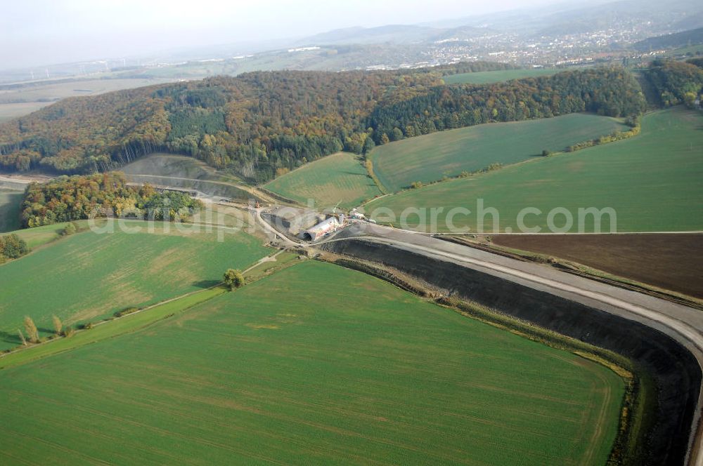 Deubachshof from the bird's eye view: Baustellen an der Neubautrasse der BAB A 4 - Umfahrung Hörselberge in Thüringen bei Eisenach. Das Bieterkonsortium VINCI Concessions / Hochtief PPP (50/50) hat den Zuschlag für das A-Modell BAB A 4 Umfahrung Hörselberge (km 238,5 bis km 283,2) erhalten. Die bei diesem Projekt auf der Bauausführungsebene gegründete Arbeitsgemeinschaft wird von der EUROVIA Infra GmbH angeführt, des Weiteren sind hier die Unternehmen Hochtief, Strassing Limes und Rädlinger beteiligt. Durchgeführt werden die im Zuge dieses Projektes notwendigen Arbeiten unter an derem von den Mitarbeitern der Niederlassung Weimar der EUROVIA Verkehrsbau Union sowie der Niederlassungen Abbruch und Erdbau, Betonstraßenbau, Ingenieurbau und TECO Schallschutz der EUROVIA Beton. DEGES; STREIF Baulogistik