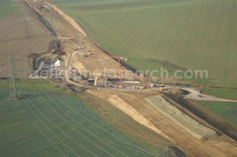 Aerial photograph Deubachshof - Baustellen an der Neubautrasse der BAB A 4 - Umfahrung Hörselberge in Thüringen bei Eisenach. Das Bieterkonsortium VINCI Concessions / Hochtief PPP (50/50) hat den Zuschlag für das A-Modell BAB A 4 Umfahrung Hörselberge (km 238,5 bis km 283,2) erhalten. Die bei diesem Projekt auf der Bauausführungsebene gegründete Arbeitsgemeinschaft wird von der EUROVIA Infra GmbH angeführt, des Weiteren sind hier die Unternehmen Hochtief, Strassing Limes und Rädlinger beteiligt. Durchgeführt werden die im Zuge dieses Projektes notwendigen Arbeiten unter an derem von den Mitarbeitern der Niederlassung Weimar der EUROVIA Verkehrsbau Union sowie der Niederlassungen Abbruch und Erdbau, Betonstraßenbau, Ingenieurbau und TECO Schallschutz der EUROVIA Beton. DEGES; STREIF Baulogistik