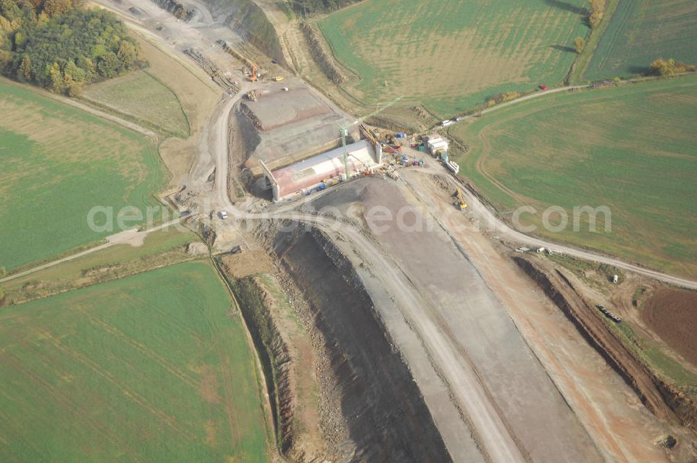 Deubachshof from the bird's eye view: Baustellen an der Neubautrasse der BAB A 4 - Umfahrung Hörselberge in Thüringen bei Eisenach. Das Bieterkonsortium VINCI Concessions / Hochtief PPP (50/50) hat den Zuschlag für das A-Modell BAB A 4 Umfahrung Hörselberge (km 238,5 bis km 283,2) erhalten. Die bei diesem Projekt auf der Bauausführungsebene gegründete Arbeitsgemeinschaft wird von der EUROVIA Infra GmbH angeführt, des Weiteren sind hier die Unternehmen Hochtief, Strassing Limes und Rädlinger beteiligt. Durchgeführt werden die im Zuge dieses Projektes notwendigen Arbeiten unter an derem von den Mitarbeitern der Niederlassung Weimar der EUROVIA Verkehrsbau Union sowie der Niederlassungen Abbruch und Erdbau, Betonstraßenbau, Ingenieurbau und TECO Schallschutz der EUROVIA Beton. DEGES; STREIF Baulogistik