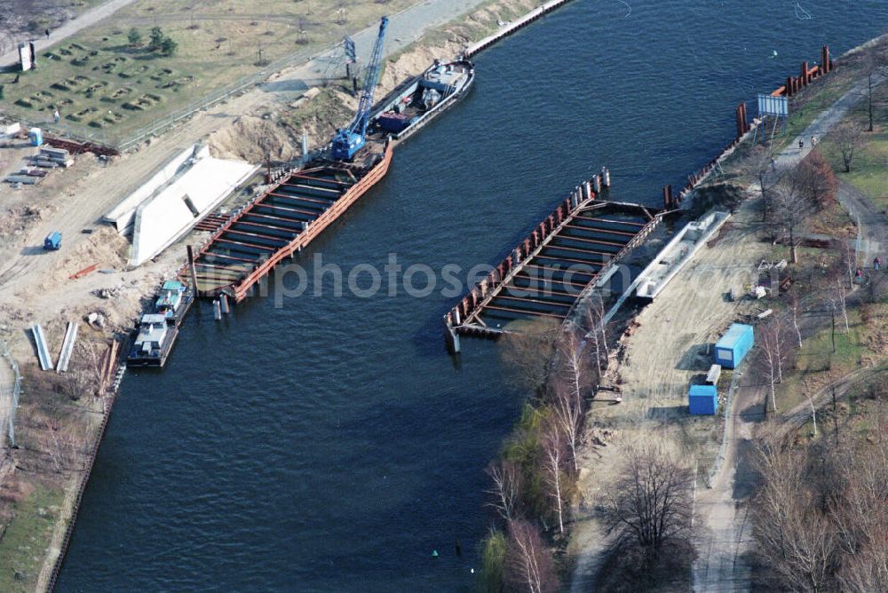 Berlin from the bird's eye view: . Blick auf den Brückenneubau über den ehemaligen Grenzstreifen am Spreebogen in Berlin - Mitte an der Reinhardtstraße. New bridge across the former border strip at Spreebogen in Berlin - Mitte.