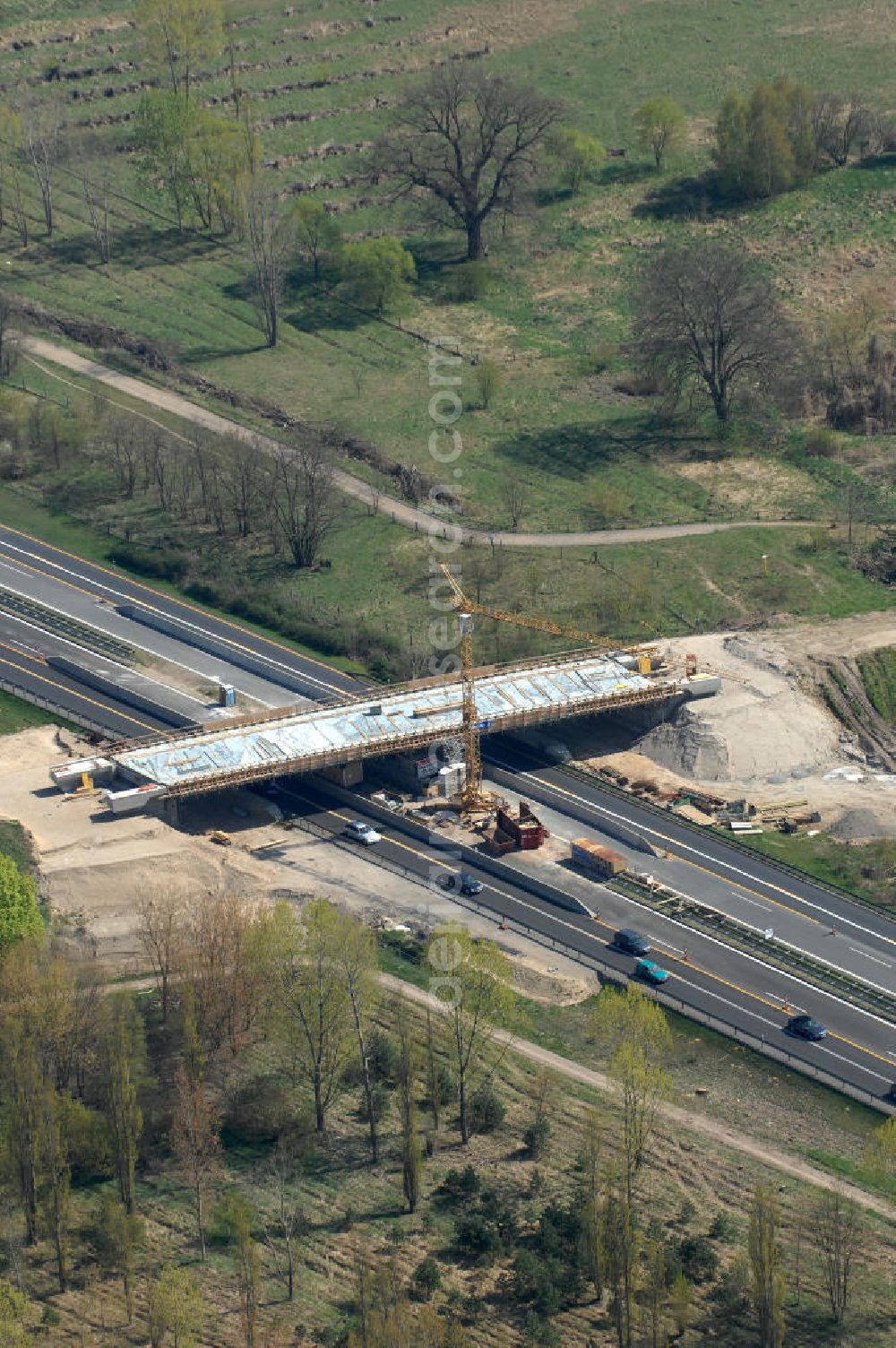 Aerial image Berlin - Blick auf die Baustelle vom Neubau der Brücke über die Autobahn A 10 an der Bucher Straße und Hobrechtsfelder Chaussee. Ein Projekt von EUROVIA. View onto the construction site of the new build bridge over the highway A10.