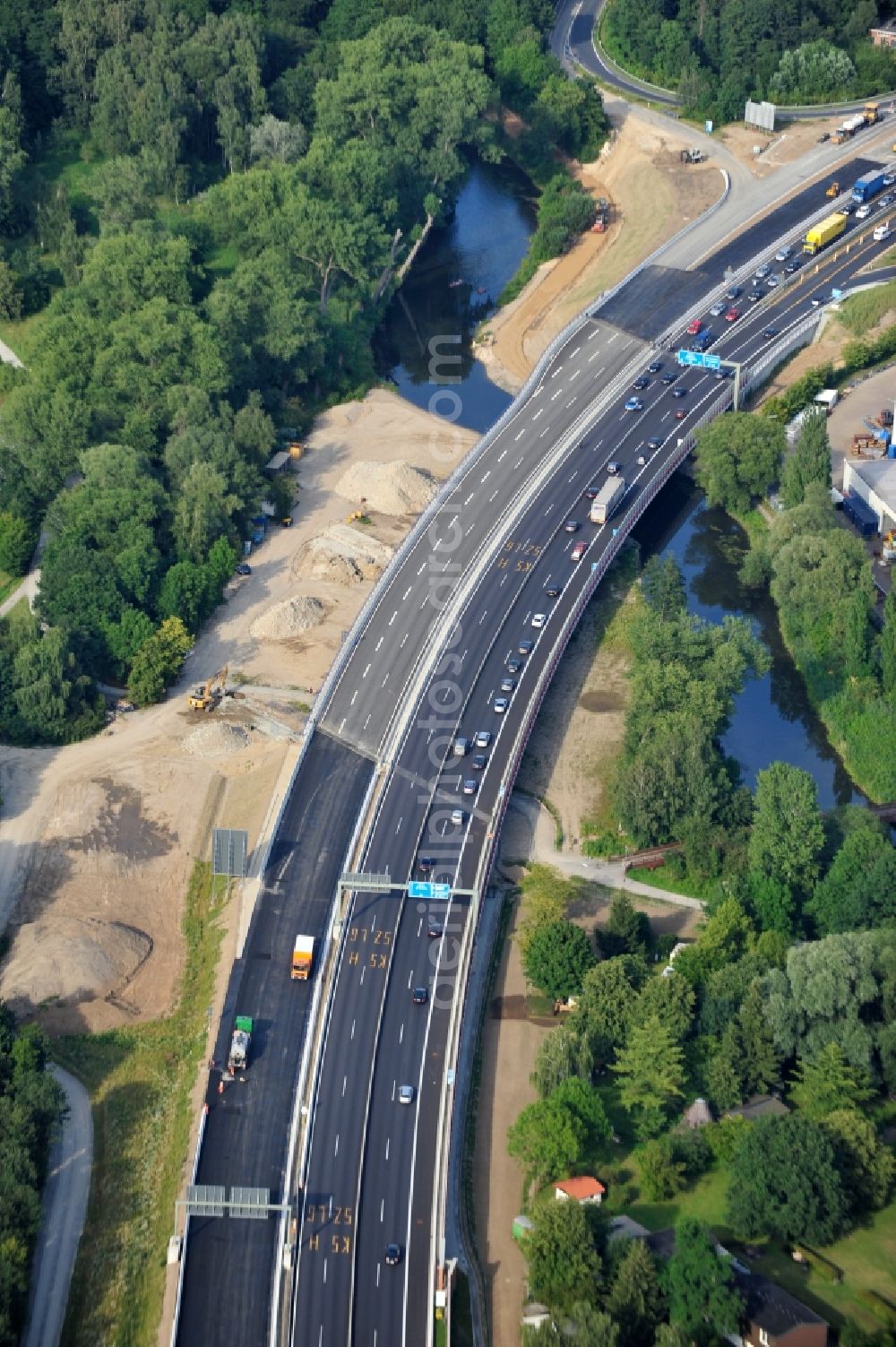 Aerial photograph Braunschweig - View of the implementation and expansion of the motorway junction Brunswick-southwest along the freeway A29 / A 395 in Lower Saxony. The construction company EUROVIA built here are some new bridges. Owner is the Lower Saxony state authorities for road construction and transport