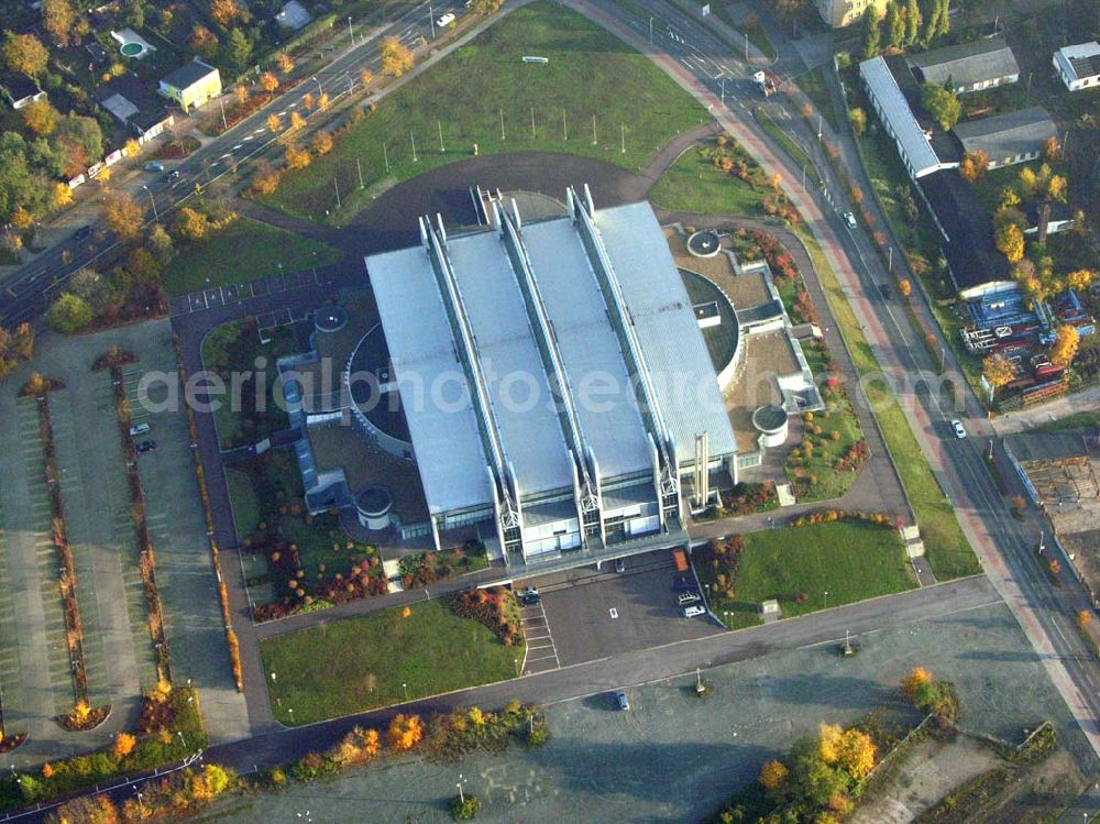 Magdeburg / Sachsen - Anhalt from above - Bördelandhalle; Hausanschrift: Bördelandhalle Berliner Chaussee 32 39114 Magdeburg Telefon 0391 5934-50 Die größte und modernste Mehrzweckhalle Sachsen-Anhalts. 1997 wurde sie eröffnet.Sie bietet den Rahmen für Shows, Messen und Kongresse, vor allem aber für den Sport.