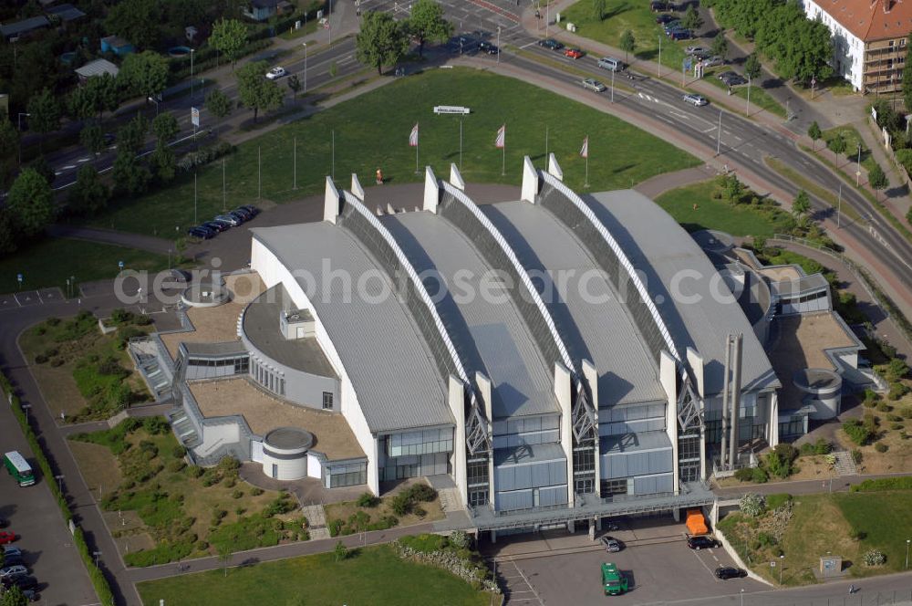 Aerial photograph Magdeburg - Blick auf die Bördelandhalle in Magdeburg. Die Magdeburger Bördelandhalle ist die größte Mehrzweckhalle in ganz Sachsen - Anhalt und wurde im Oktober 1997 eröffnet. Die Halle ist nach Bedarf umrüstbar und bietet so nicht nur für sportliche Events einen modernen Veranstaltungsort. Bauherr ist der Magistrat der Stadt Magdeburg. Kontakt: Bördelandhalle Magdeburg, Berliner Chaussee 32, 39114 Magdeburg, Tel. +49(0)391 59345 0, Fax +49(0)391 59345 10, Ansprechperson: GF Hartmuth Schreiber, Magdeburger Stadthallenbetriebsgesellschaft Rotehorn mbH