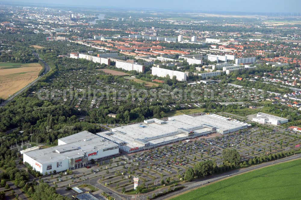 Magdeburg from above - Blick auf den Bördepark mit dem Möbelhaus Porta im Stadtteil Reform. Auf 77000 qm Verkaufsfläche befinden sich über 30 Geschäfte und Restaurants. Kontakt Börde-Park: Vermietung- und Centermanagement, Salbker Chaussee 67, 39118 Magdeburg, Tel. +49(0)391 6284916, Fax +49(0)391 6213487, email: tanja.himpel@minden.edeka.de, info@boerdepark.de; Kontakt Porta: Salbker Chaussee 65, 39118 Magdeburg, Tel. +49(0)391 62945, email: s.seggert@porta.de