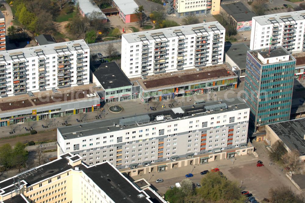 Magdeburg from above - Blick Mehrfamilienhäuser / Wohnbauten und Geschäftshäuser / Einzelhandelsgeschäfte auf der Flaniermeile Breiter Weg in der Altstadt mit dem bereits zu DDR-Zeiten gebaute Kugelbrunnen / Springbrunnen.