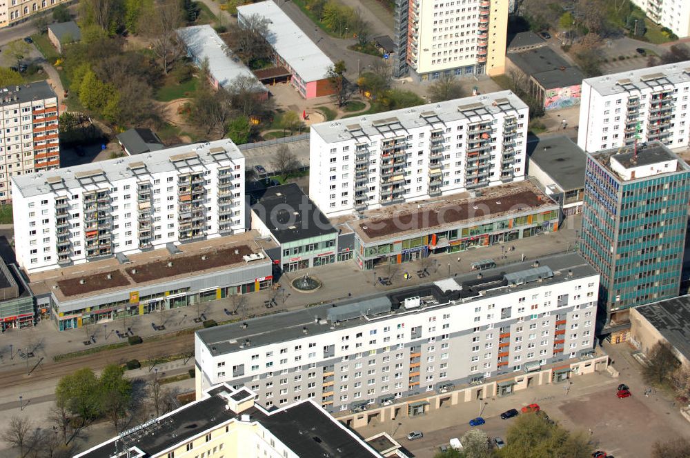 Magdeburg from the bird's eye view: Blick Mehrfamilienhäuser / Wohnbauten und Geschäftshäuser / Einzelhandelsgeschäfte auf der Flaniermeile Breiter Weg in der Altstadt mit dem bereits zu DDR-Zeiten gebaute Kugelbrunnen / Springbrunnen.