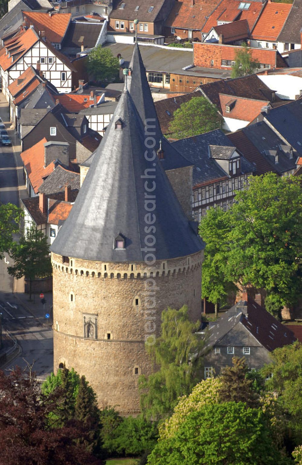 Goslar from the bird's eye view: Blick auf das Breite Tor in Goslar. Das Breite Tor war im Spätmittelalter das bedeutendste Stadttor von Goslar und kann heute im Rahmen einer Stadtführung auch im Inneren besichtigt werden. View of the gate width in Goslar. The Breite Tor (broad gate) was in the late Middle Ages the most important gates of Goslar and can now be visited inside in a guided tour.