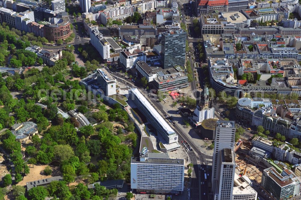 Berlin from above - The Breitscheidplatz in the Charlottenburg district of Berlin, next to the zoo is a popular tourist center at the City West. Here is with the Kaiser Wilhlem Memorial Church is one of the major landmarks of the capital. Shopping centers such as the renovated bikini house the Europe Center and department stores and a variety of shops attract many visitors. With the high-rise Zoofenster the city has experienced a new dominant. Here this luxury hotel Waldorf Astoria guests