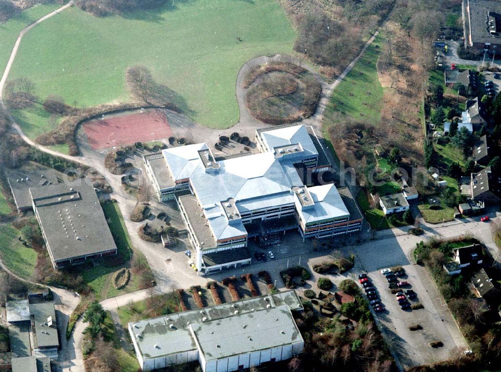 Aerial image Kiel - Integrierte Gesamtschule Kiel - Friedrichsort am Steenbarg 10 in 24159 Kiel, (Tel.: 0431-3990230). Ein Objekt der BLITZER OHG in 01900 Bretnig (Bedachung).