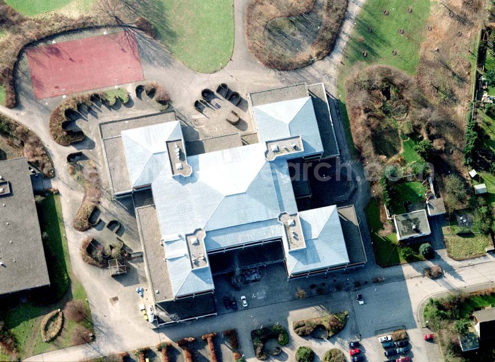 Aerial photograph Kiel - Integrierte Gesamtschule Kiel - Friedrichsort am Steenbarg 10 in 24159 Kiel, (Tel.: 0431-3990230). Ein Objekt der BLITZER OHG in 01900 Bretnig (Bedachung).