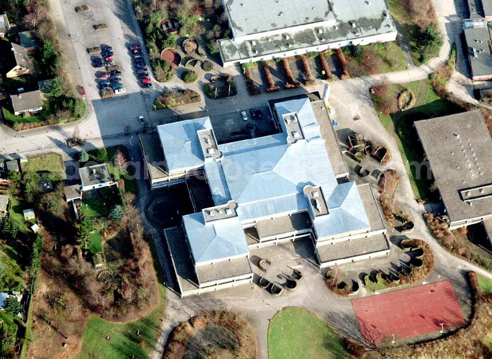 Kiel from the bird's eye view: Integrierte Gesamtschule Kiel - Friedrichsort am Steenbarg 10 in 24159 Kiel, (Tel.: 0431-3990230). Ein Objekt der BLITZER OHG in 01900 Bretnig (Bedachung).