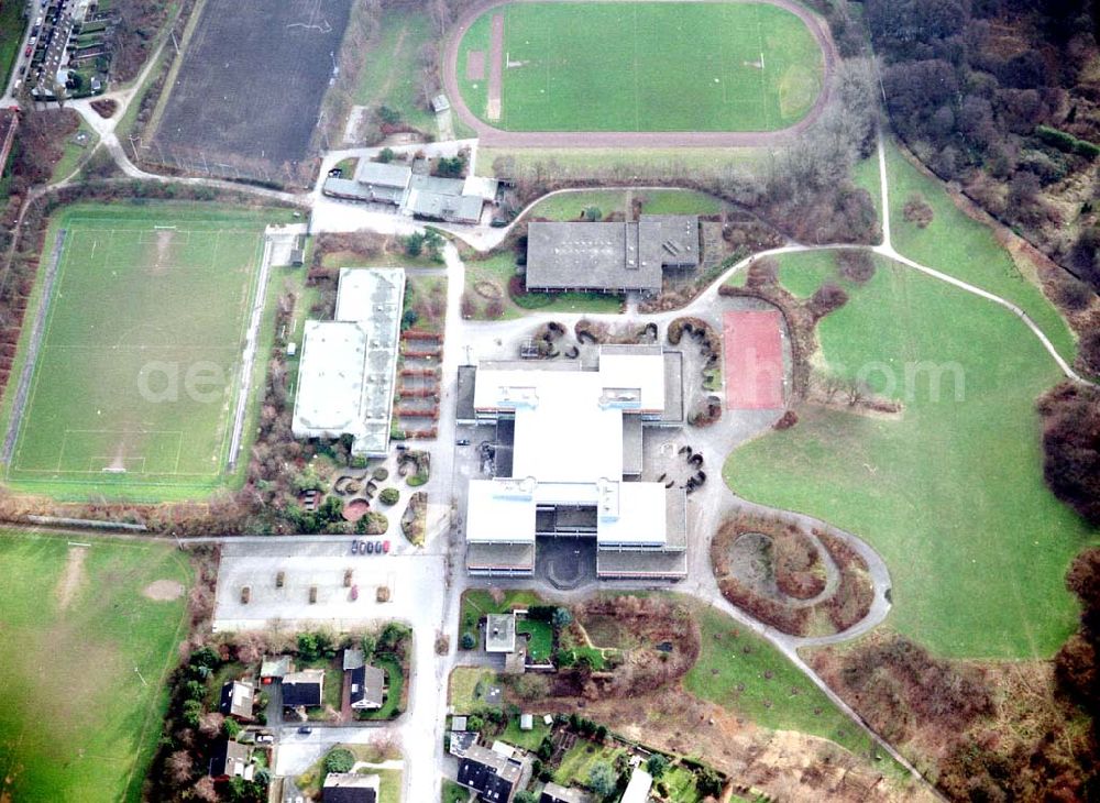 Kiel from above - Integrierte Gesamtschule Kiel - Friedrichsort am Steenbarg 10 in 24159 Kiel, (Tel.: 0431-3990230). Ein Objekt der BLITZER OHG in 01900 Bretnig (Bedachung).