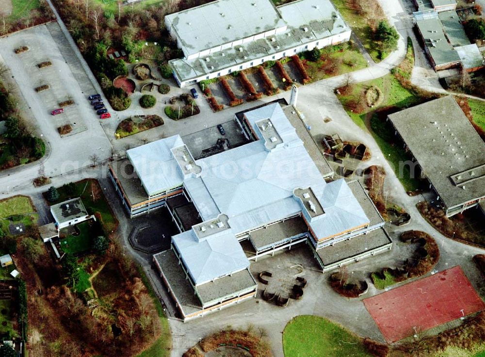 Kiel from the bird's eye view: Integrierte Gesamtschule Kiel - Friedrichsort am Steenbarg 10 in 24159 Kiel, (Tel.: 0431-3990230). Ein Objekt der BLITZER OHG in 01900 Bretnig (Bedachung).