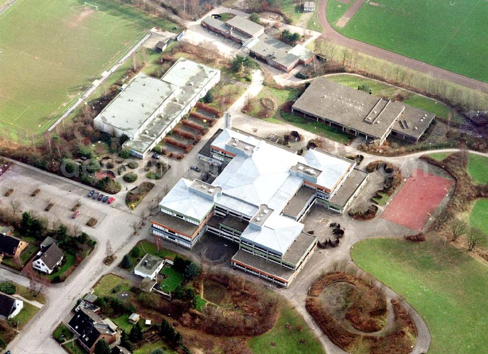 Aerial image Kiel - Integrierte Gesamtschule Kiel - Friedrichsort am Steenbarg 10 in 24159 Kiel, (Tel.: 0431-3990230). Ein Objekt der BLITZER OHG in 01900 Bretnig (Bedachung).