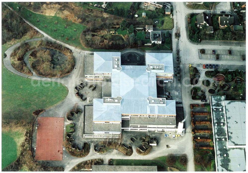 Kiel from the bird's eye view: Integrierte Gesamtschule Kiel - Friedrichsort am Steenbarg 10 in 24159 Kiel, (Tel.: 0431-3990230). Ein Objekt der BLITZER OHG in 01900 Bretnig (Bedachung).