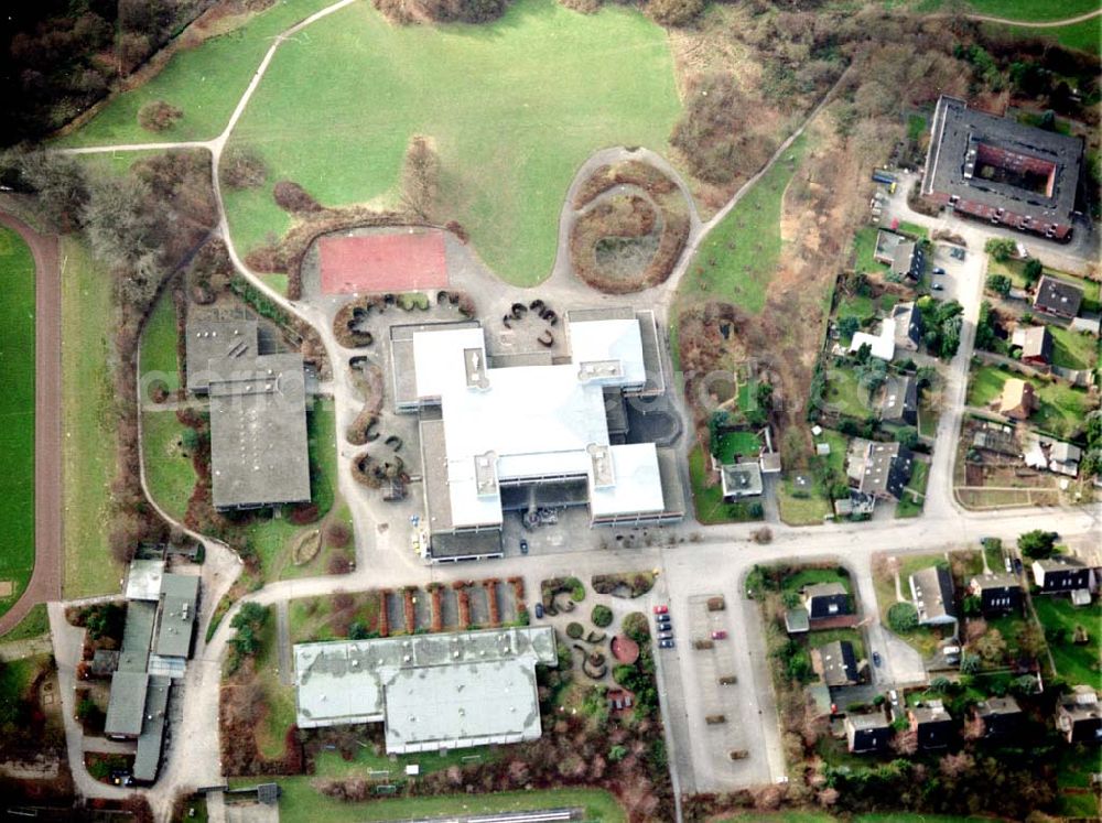 Aerial image Kiel - Integrierte Gesamtschule Kiel - Friedrichsort am Steenbarg 10 in 24159 Kiel, (Tel.: 0431-3990230). Ein Objekt der BLITZER OHG in 01900 Bretnig (Bedachung).