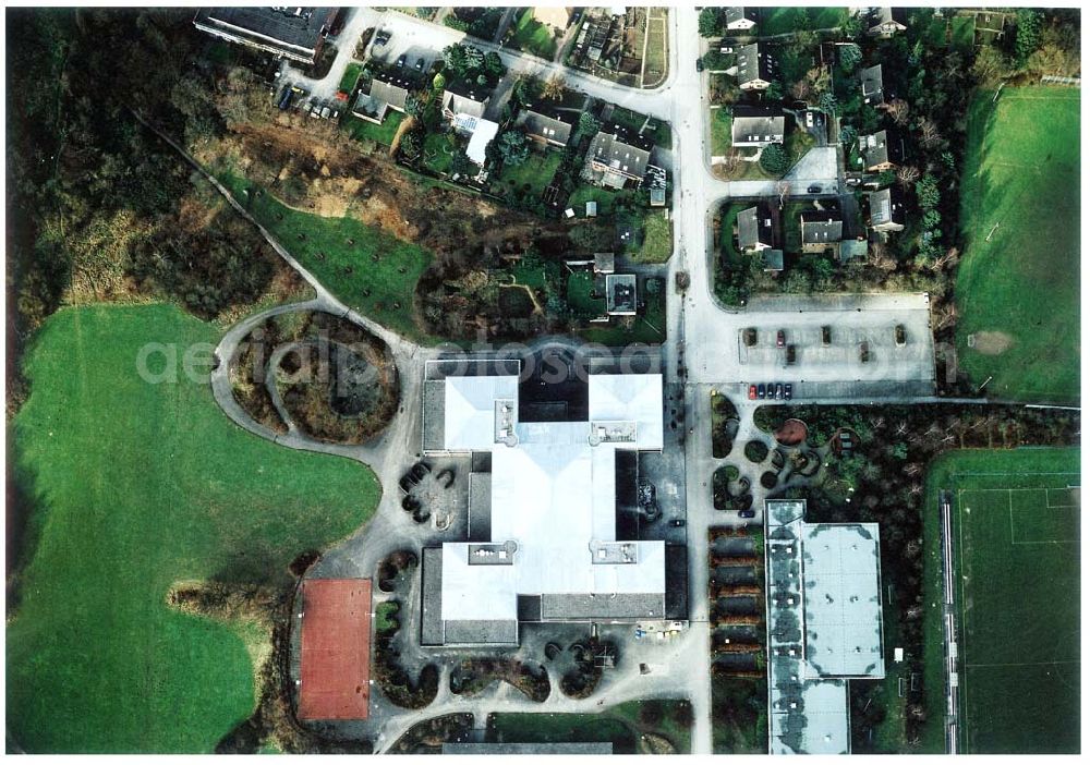 Aerial photograph Kiel - Integrierte Gesamtschule Kiel - Friedrichsort am Steenbarg 10 in 24159 Kiel, (Tel.: 0431-3990230). Ein Objekt der BLITZER OHG in 01900 Bretnig (Bedachung).