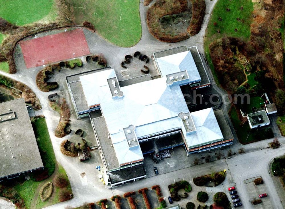 Kiel from the bird's eye view: Integrierte Gesamtschule Kiel - Friedrichsort am Steenbarg 10 in 24159 Kiel, (Tel.: 0431-3990230). Ein Objekt der BLITZER OHG in 01900 Bretnig (Bedachung).