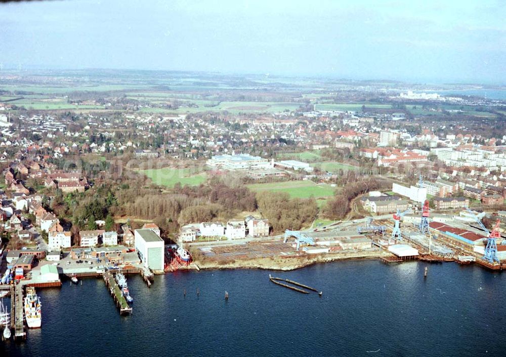 Kiel from the bird's eye view: Blick auf Kiel - Friedrichsort mit der Integrierte Gesamtschule am Steenbarg 10 in 24159 Kiel, (Tel.: 0431-3990230). Ein Objekt der BLITZER OHG in 01900 Bretnig (Bedachung).